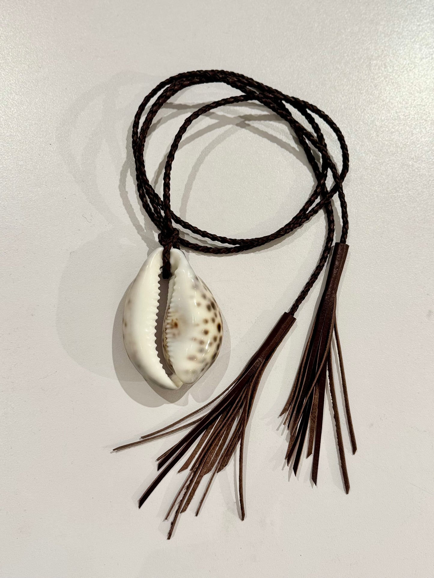 Collar Coquille Flecos café moro
