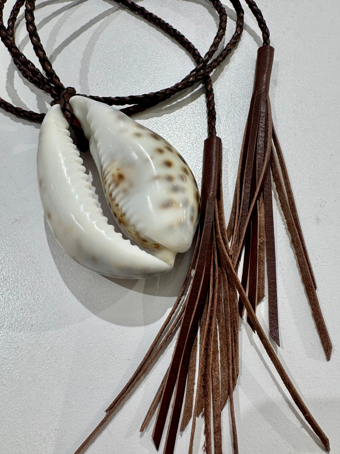 Collar Coquille Flecos café moro